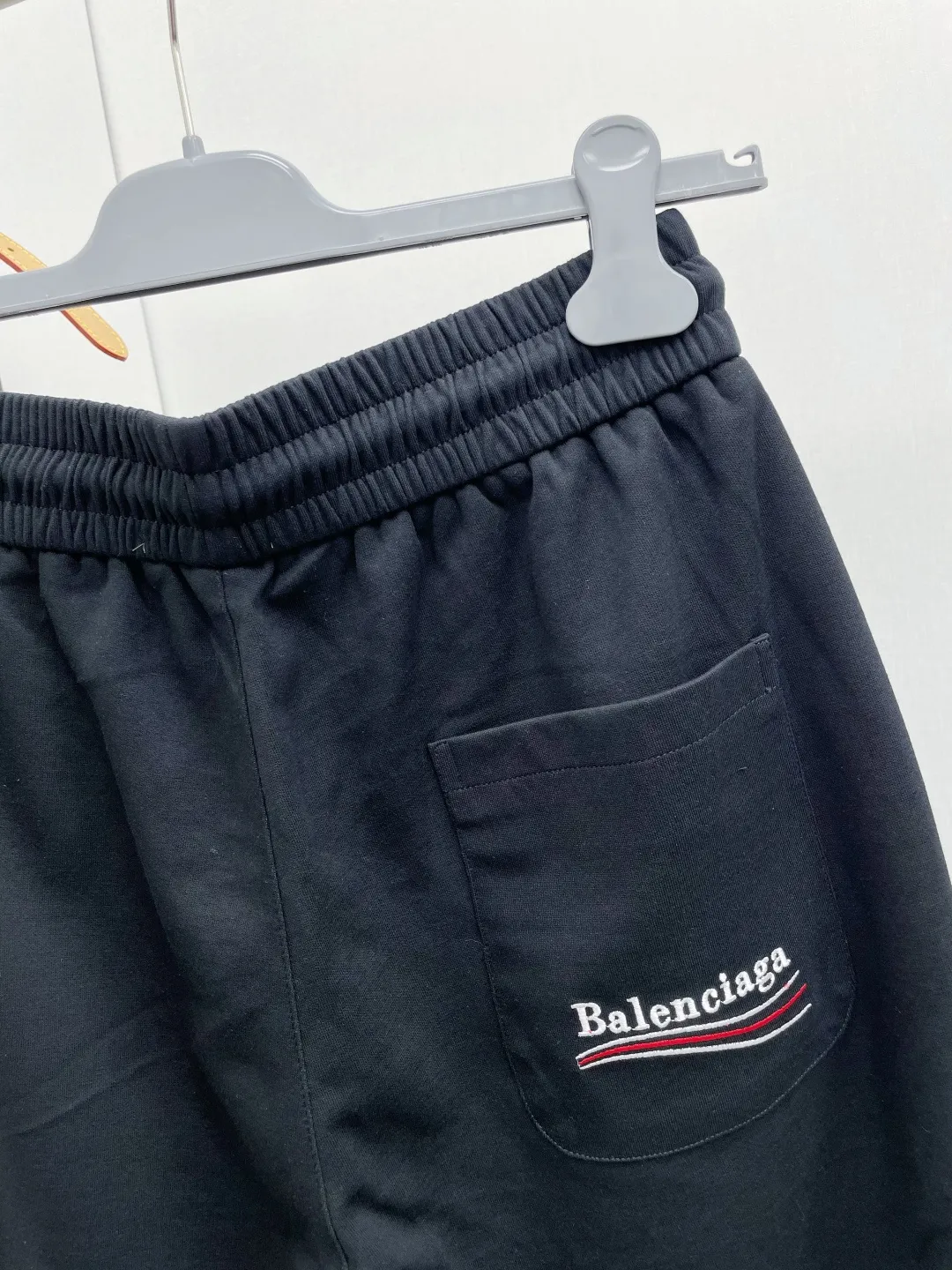Bal Paris 2026 Summer New Arrival Coke Wave🌊Embroidered letters brand LOGO casual shorts DD official website for sale simultaneously. Brand Classic LOGO casual pants, customized fabrics, excellent comfort and strong touch. Highly recognisable, perfect appearance and craftsmanship. Size:M-3XL